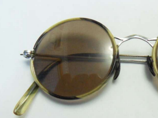 純天然水晶石眼鏡價(jià)格解析與價(jià)值判斷，市場(chǎng)波動(dòng)中的價(jià)值體現(xiàn)