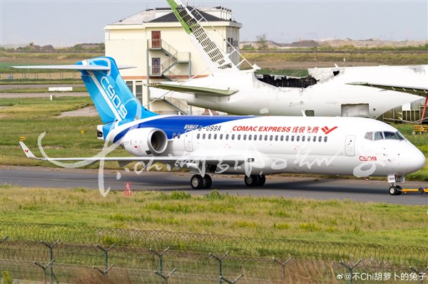 中國新型飛機亮相，時代翅膀展翅高飛，彰顯航空強國實力