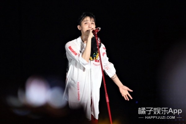 權(quán)志龍最新演唱會音樂盛宴震撼再現(xiàn)，現(xiàn)場視頻火熱來襲！